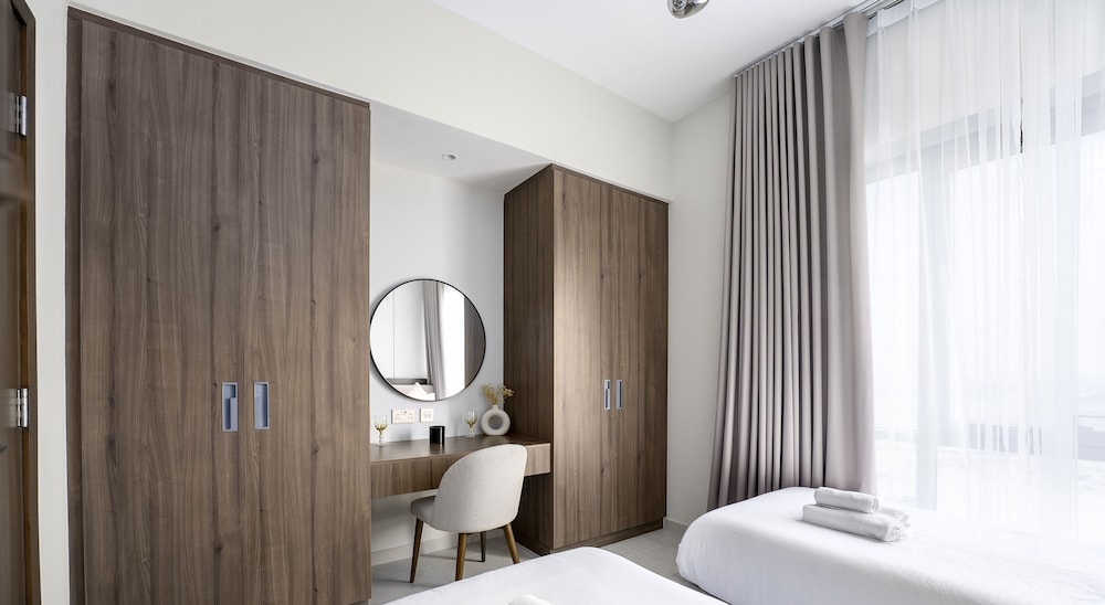Chic 2 BR in Vida Residences Canal View