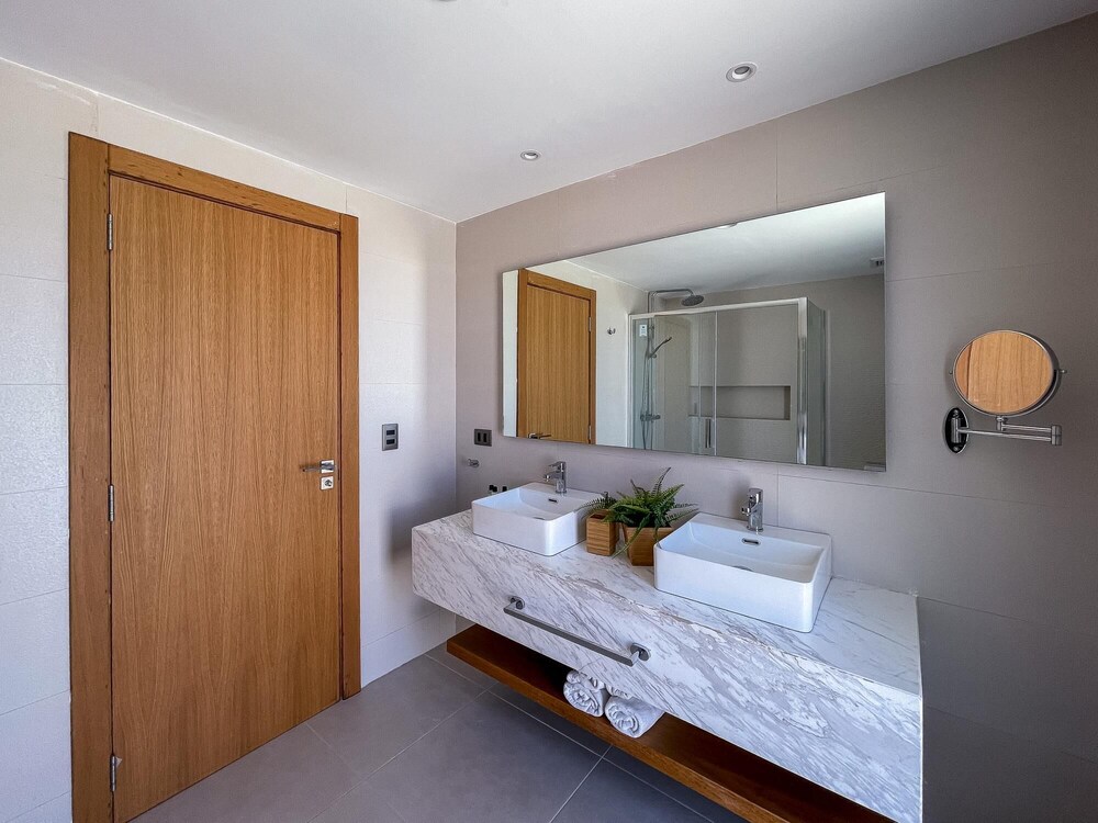 Luxury Penthouse With Bbq Rooftop and Picuzzi view 3