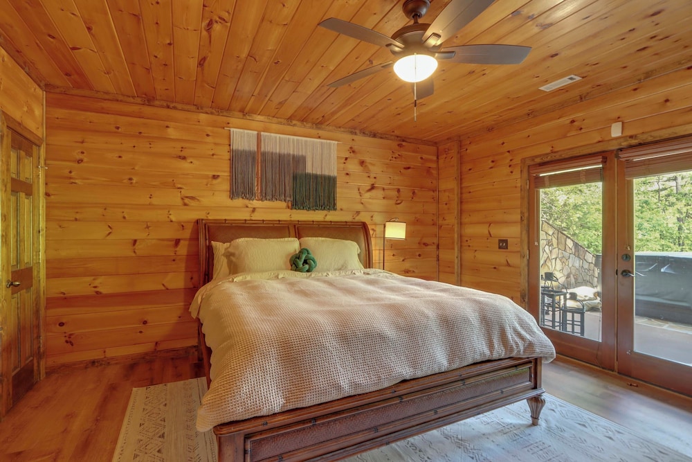 Family Friendly: Hot Tub Haven in Mineral Bluff!