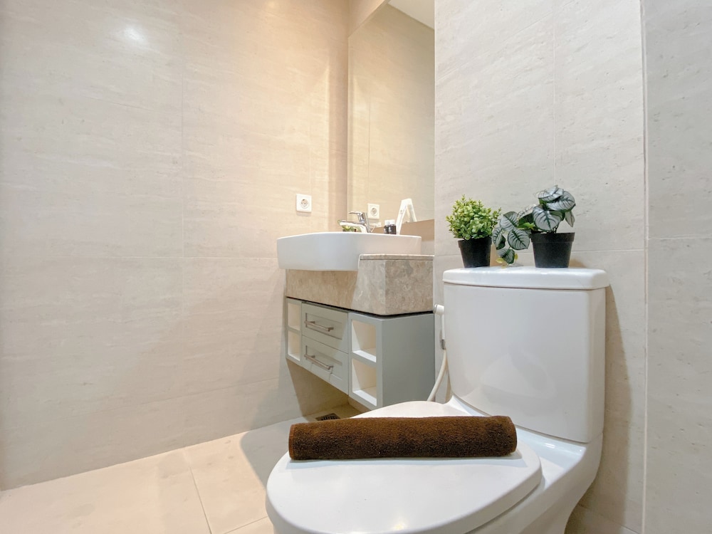 Pleasant Studio Room At Gold Coast Apartment