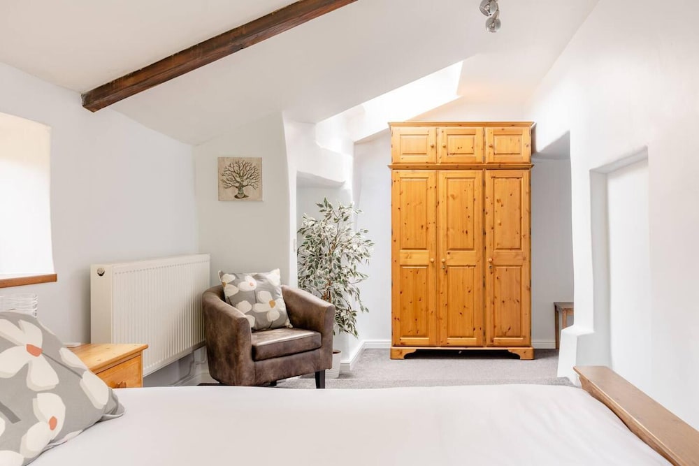 Oldmill-2bed-sleeps6-hottub-privategarden view 5