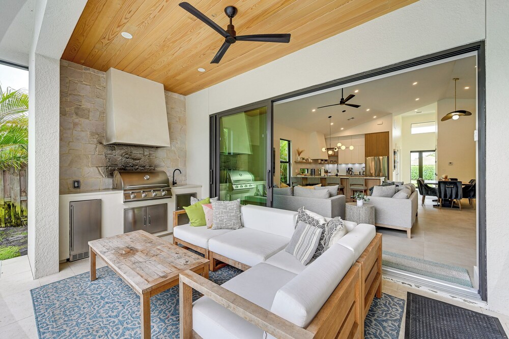 Luxe Outdoor Living: Naples Getaway 2 Mi to Beach!