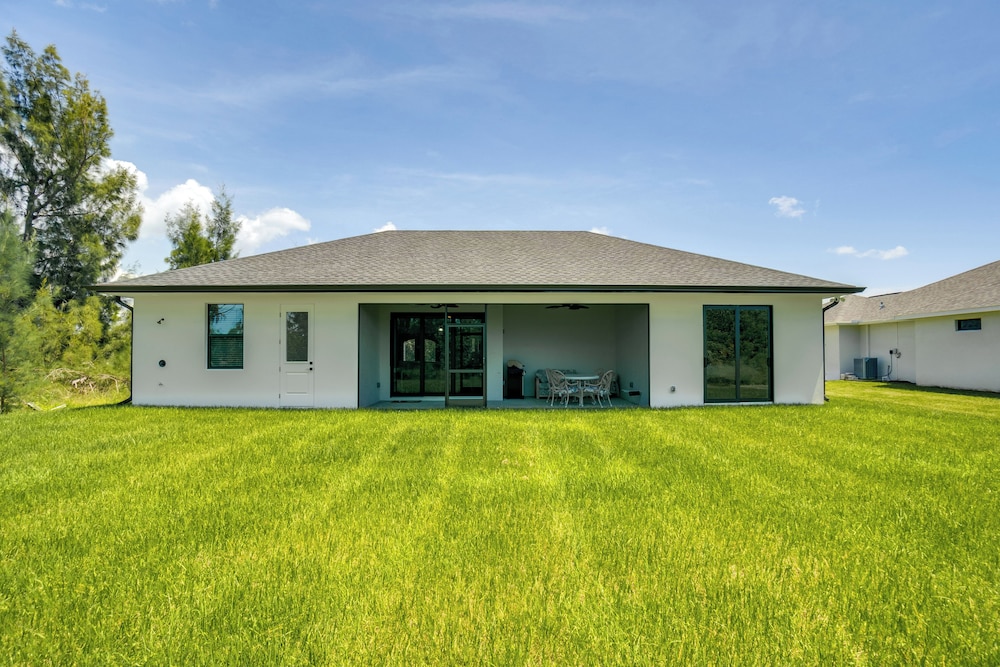 Golf Days & Beach Fun: Port Charlotte Home w/ Yard