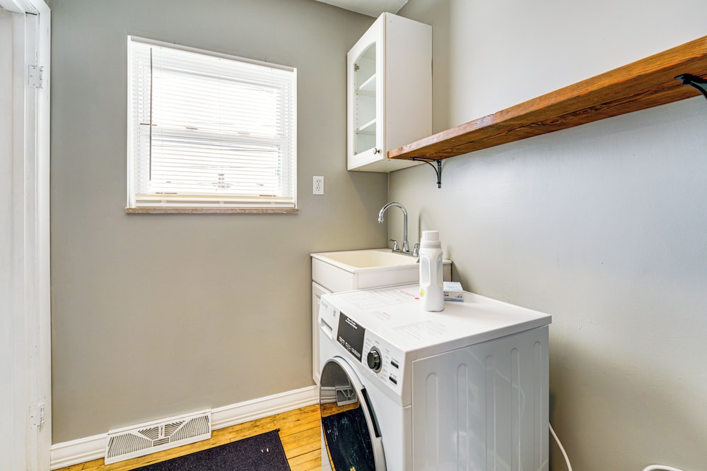 < 1 Mi to Dtwn Clawson! Family Retreat w/ Yard