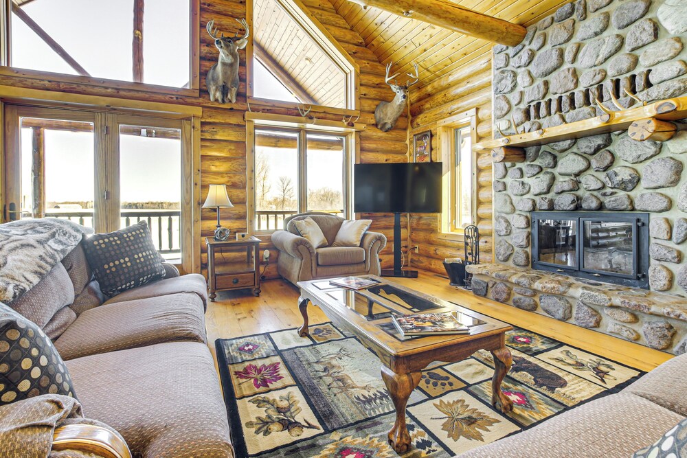 Log Home w/ Deck & Sunset Views: 19 Mi to Oconto!