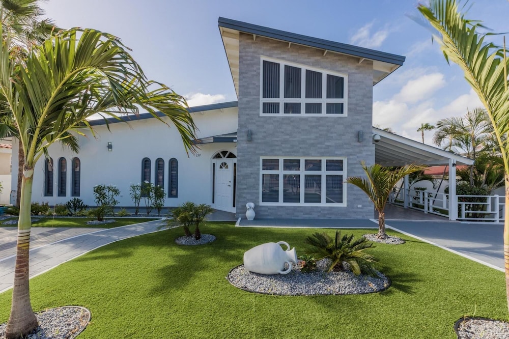 NEW Modern Stylish 6BR 6BA Villa Near Palmbeach