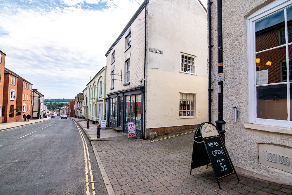 Elegant Ludlow Haven: 4Bed Ultimate Tranquility