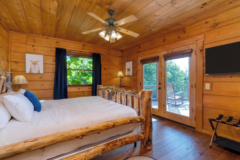 Sleeps 26, 2 Homes Theater Room, Game Room, Hot Tub, Smoky Mountain Views