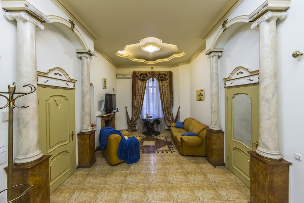 Stylish Apartment Close ot the Opera view 2