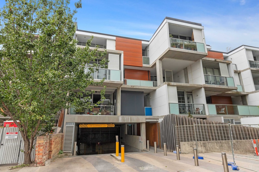 Fitzroy North 1-bed With Balcony by Edinburgh Park