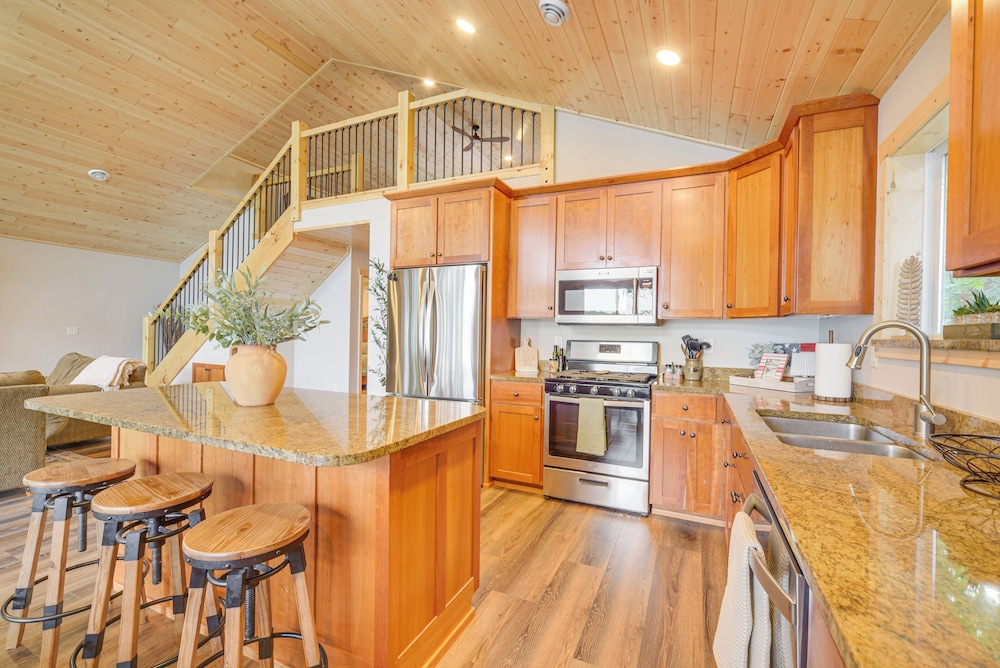 Boat Dock, BBQ & Fireside Fun: Clam Lake Cabin