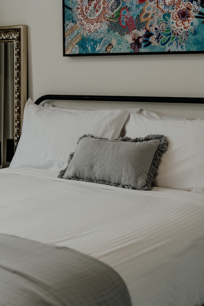 Peaceful 1-bed Apartment Close to Lonsdale St