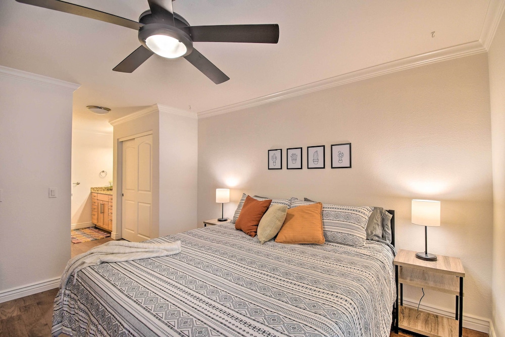 6 Mi to Downtown: Phoenix Condo w/ Pool Access!