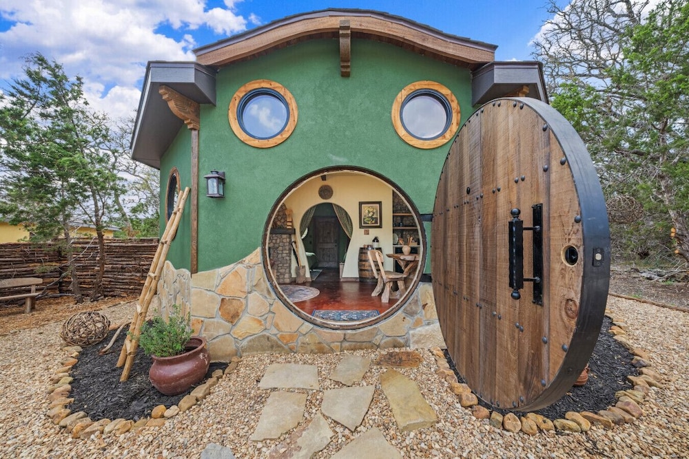 Woodsman Hobbit with Hot Tub & Fireplace