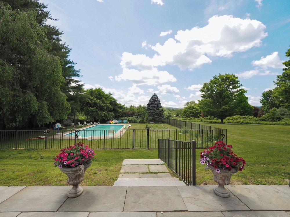 Charming 6 Bdrm Countryside Stay