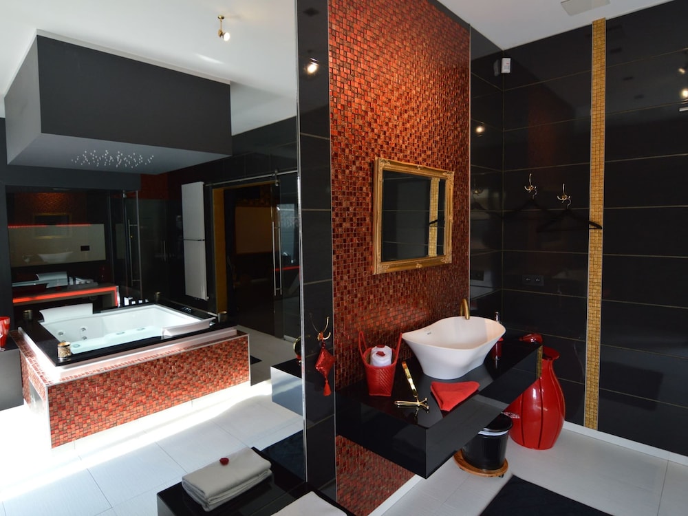 Deluxe Holiday Home in Welkenraedt with Hot Tub & Steam Shower view 5