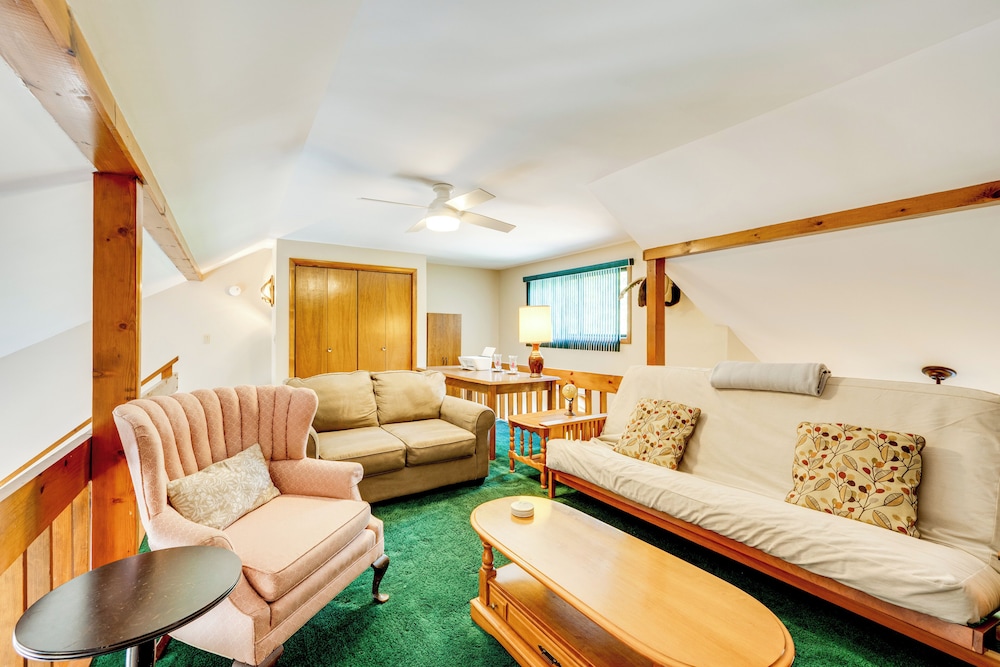 Near Skiing & Hiking! North Conway Gem w/ Balcony