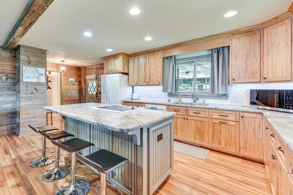 On Lake Tillery: Spacious Home w/ Screened Porch!