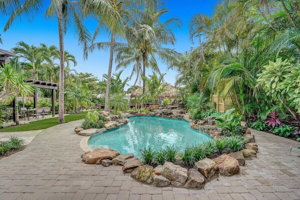 New Waterfront Oasis, Minutes to Beach, Eats, Shops