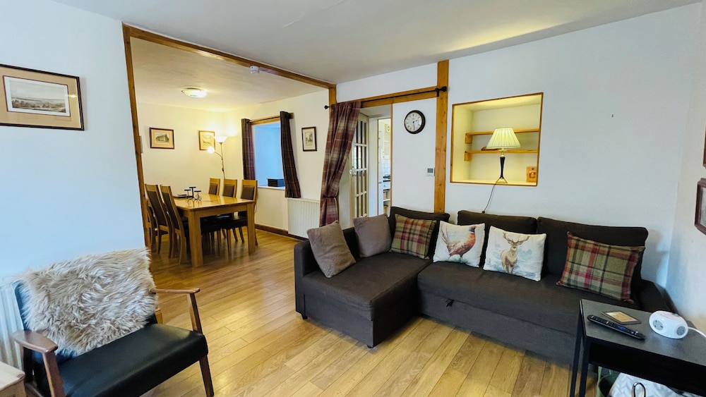 Traditional Highland Cottage Near Loch Ness-sleeps 6
