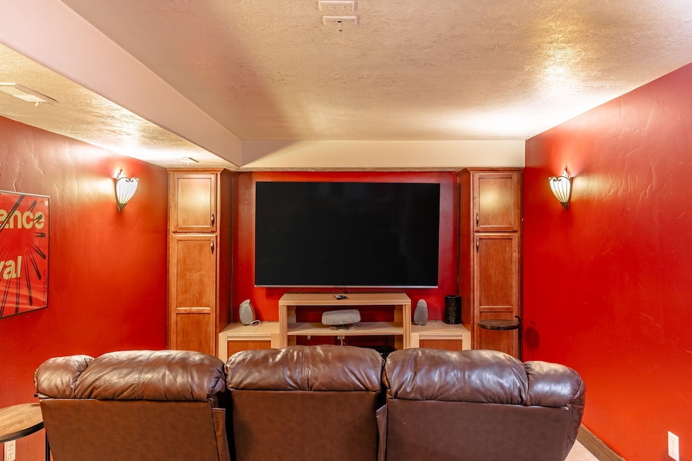 Red Hawk by Avantstay Charming Cabin w Theatre Spa 5mins to Deer Valley Mtn