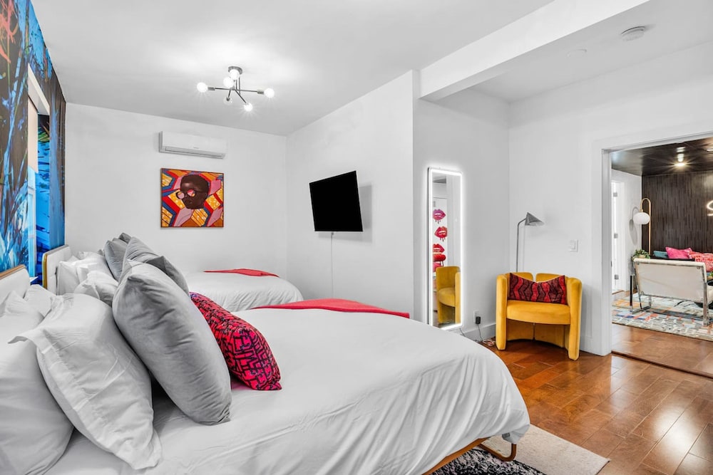 Luxe 5BR 4BA Heated Pool 10 Min to Beach BBQ