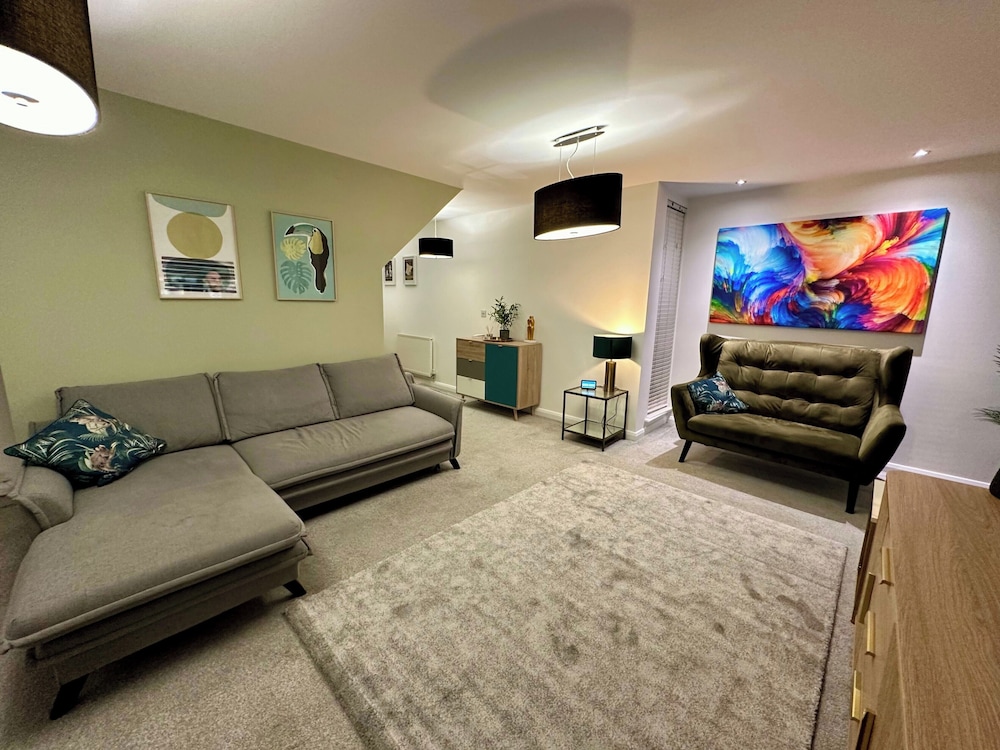 3 Bed-sleeps 6-garden-parking-pets