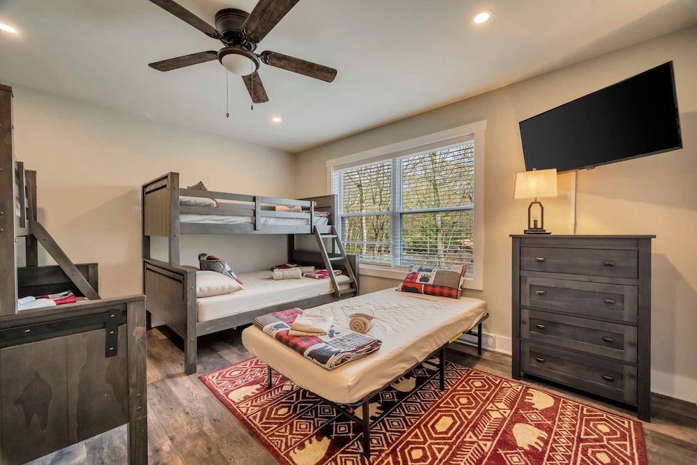 Bear Creek Bliss by Avantstay Sleeps 16 Game Room Deck Fire Pit