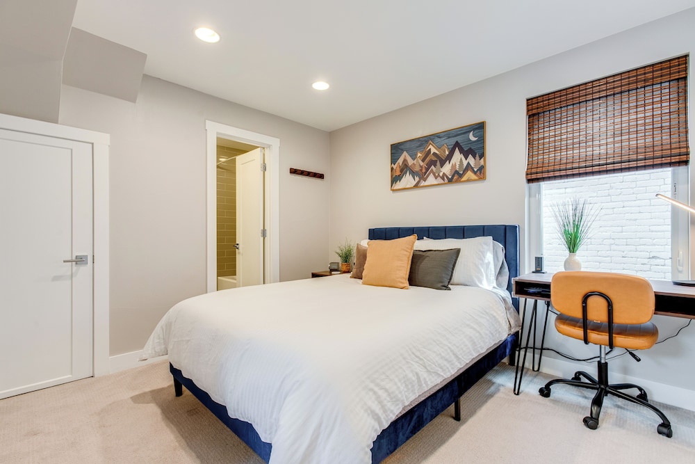 1 Mi to Dtwn Denver: Sleek Duplex w/ Rooftop Deck!