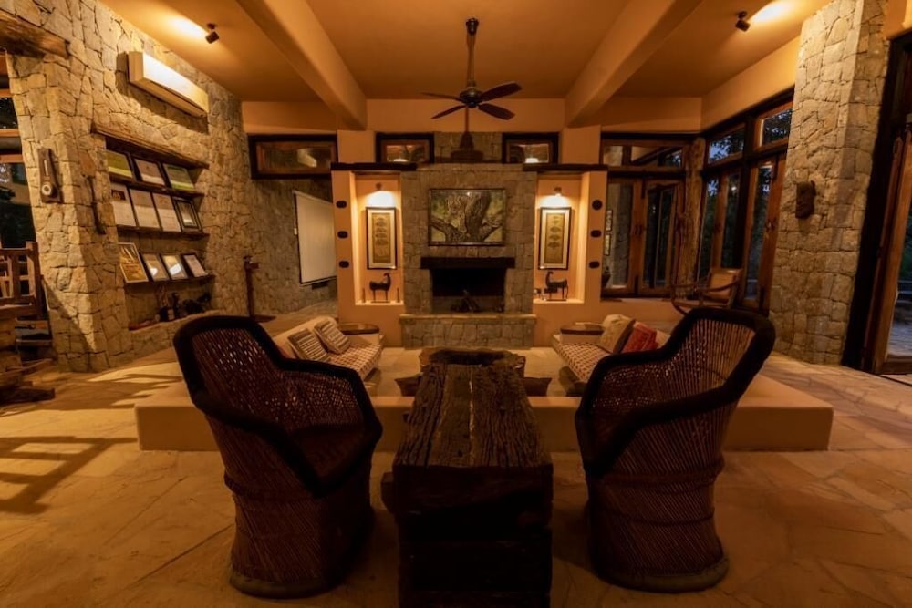 Pugdundee Safaris - Kanha Earth Lodge