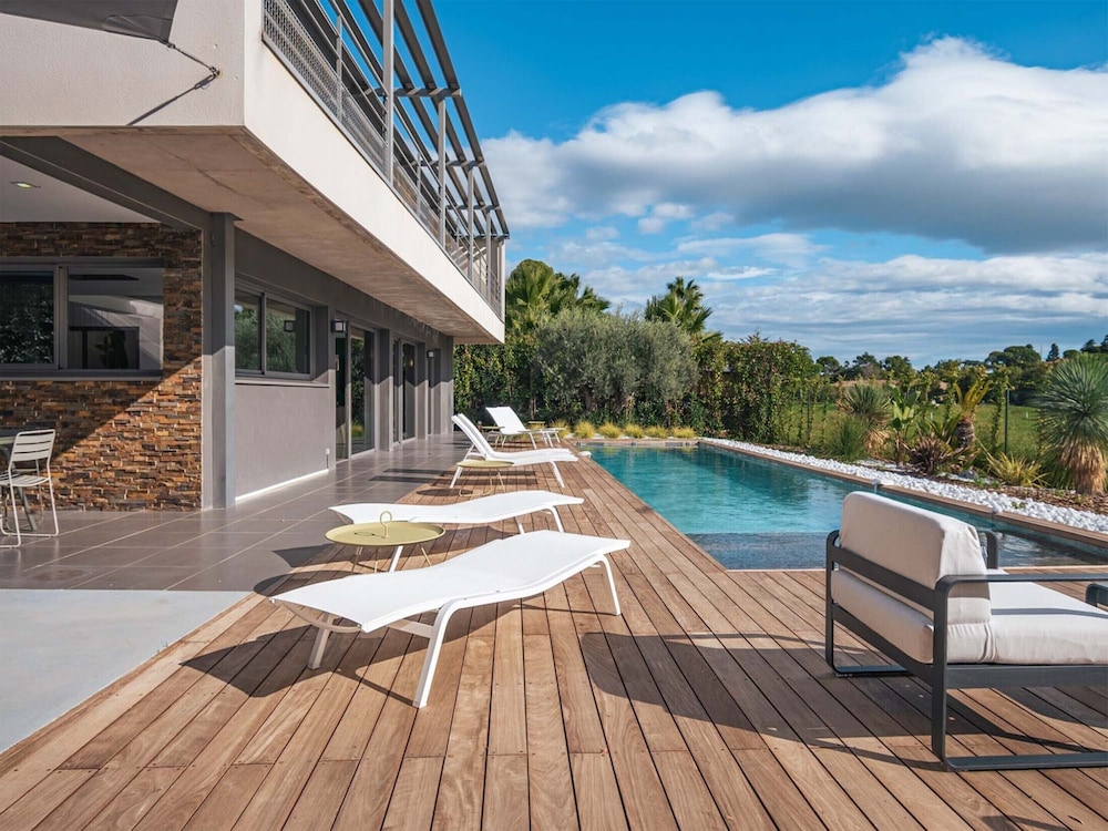 Villa 4 Bedrooms 8 PAX