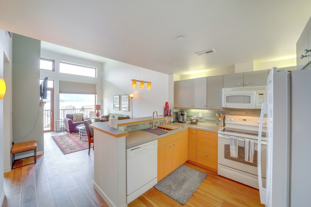 Walk to Lake Chelan: Top-level Waterfront Condo