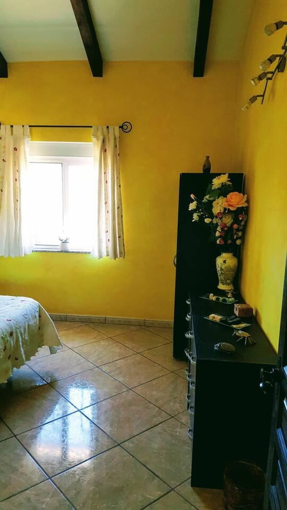 2-bed Villa Sleeps 5 - Private Pool & Free Parking