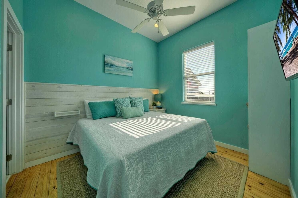 Sleeps 24, 2 Homes 2blocks to the Beach, Pool, Game Room, Patio w/ Outdoor Bar