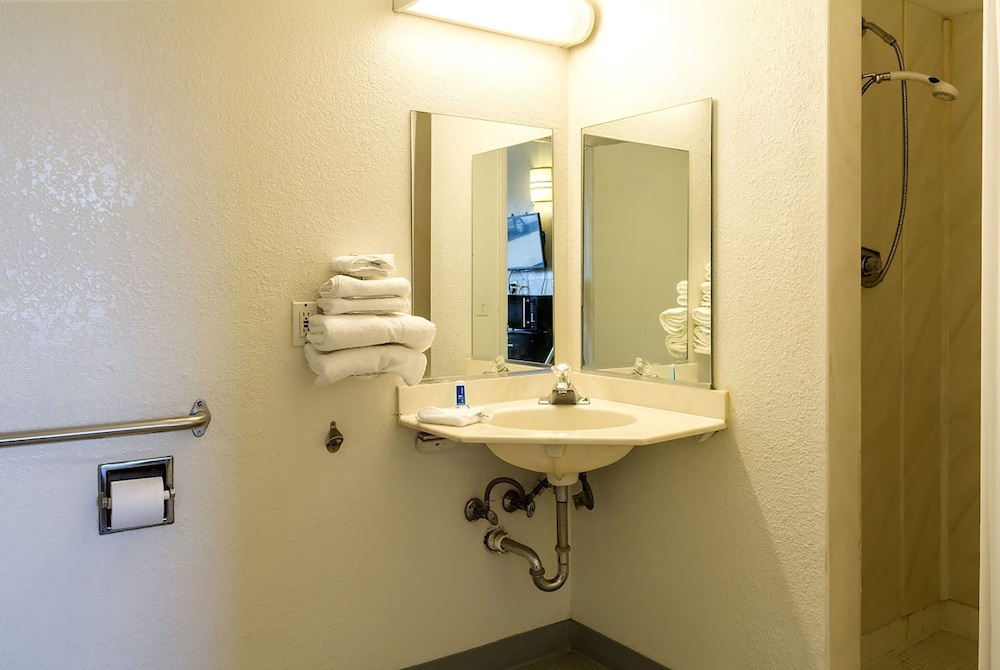 Columbus Vacations - Loyalty Inn - Property Image 5