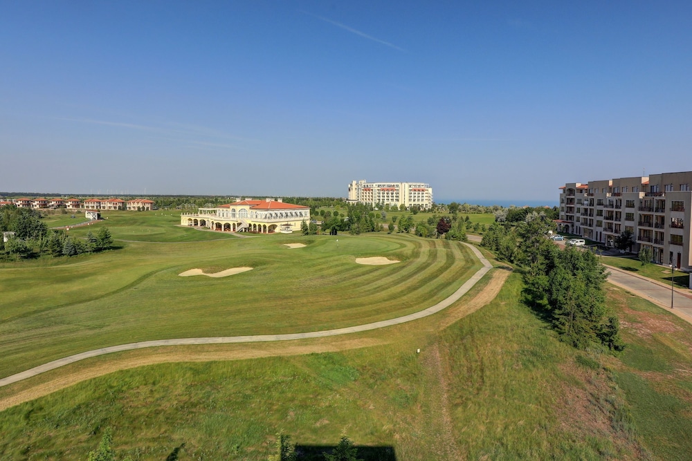 Lighthouse Luxe Estate Apart & Villas