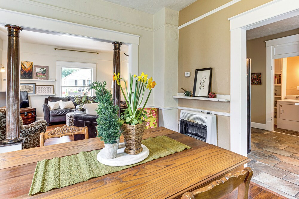 Walk to Downtown: Historic Guthrie Home on Mansur