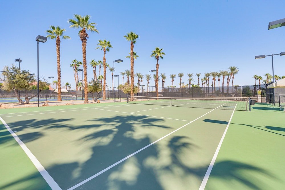 In Golf Course Community: Palm Desert Escape!