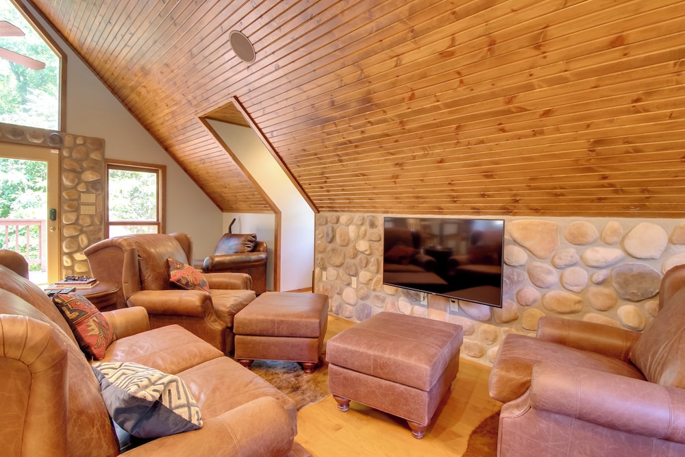 Dock Access: Romantic River Retreat in Gassville