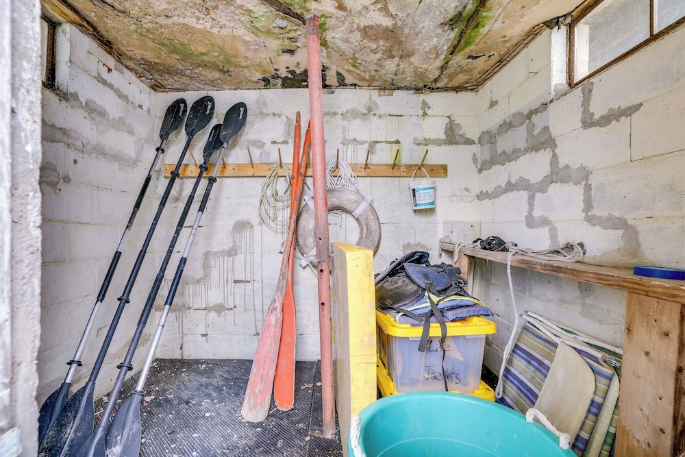 Kayaks, Rowboat & Game Room - Lake Gilead Getaway!