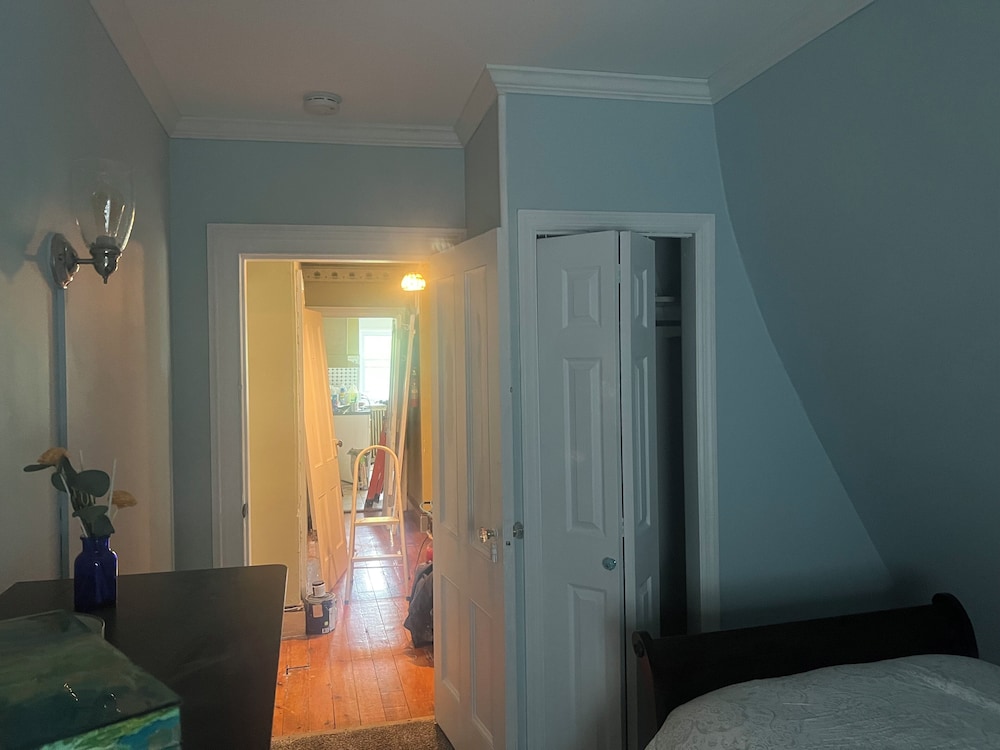 2Br Private Victorian Apartment in City Location on Half Acre Sleeps 5 view 4