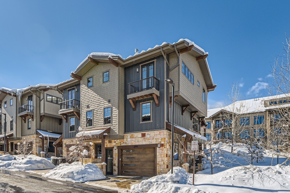 Blackstone Mountain Retreat #21! Walk To The Lifts! 4 Bedroom Apts by RedAwning view 4