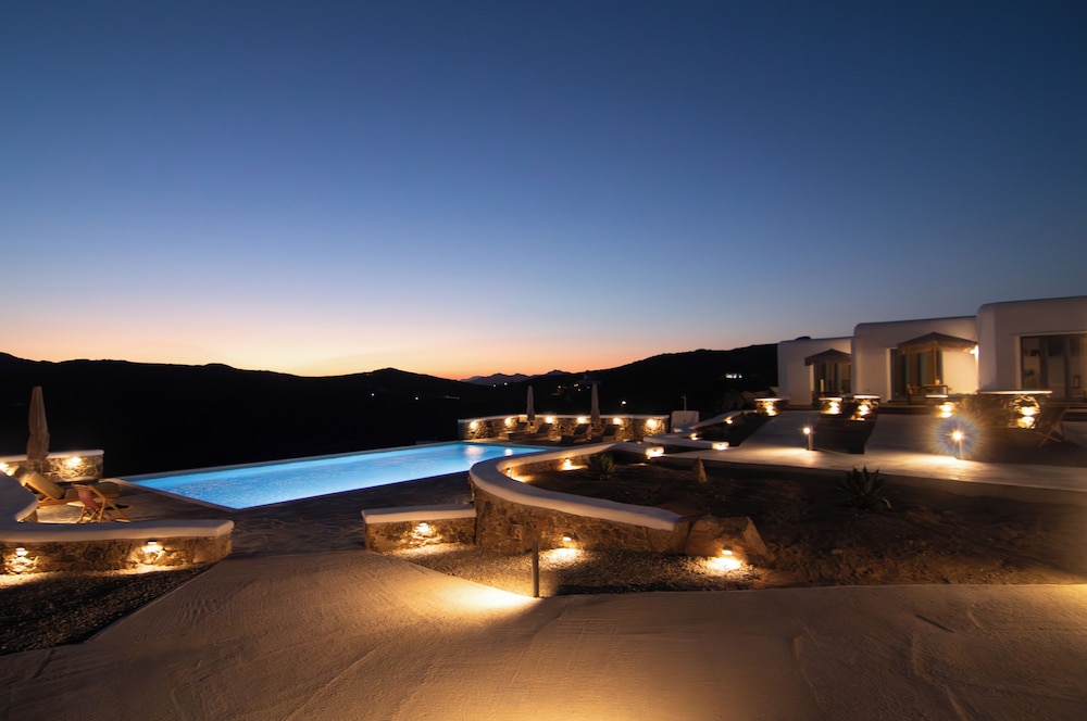 Thronos Suites