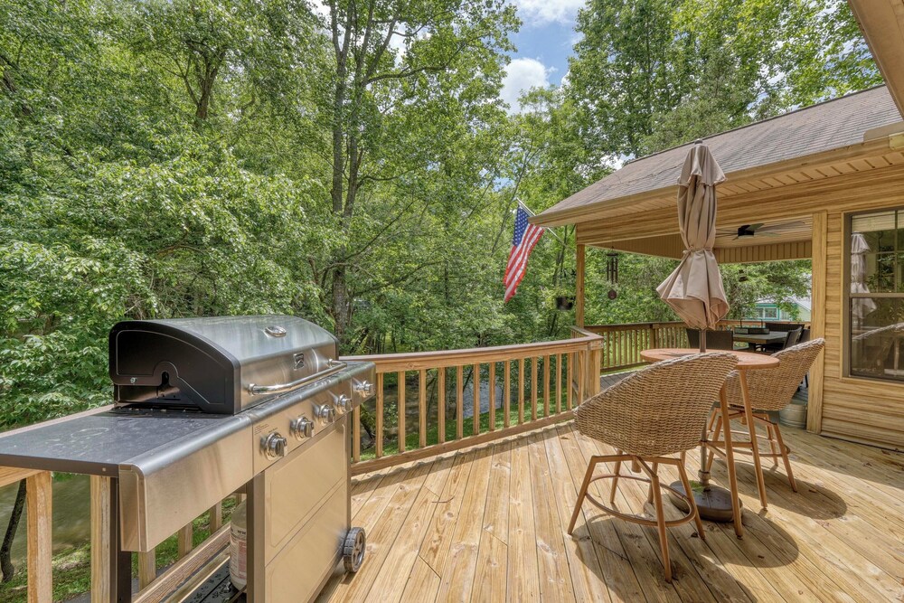 5 Mi to Dtwn Hiawassee: Creek-front Home w/ Deck