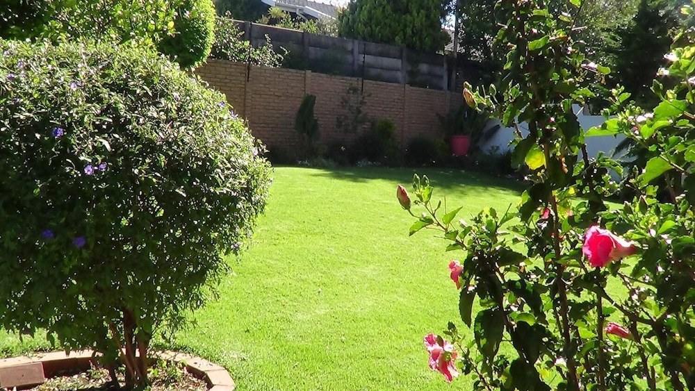 Mizizi House of Sandton Bed & Breakfast