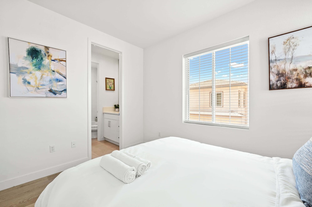 Stylish 3BR Oasis in Palm Desert Near El Paseo Zoo