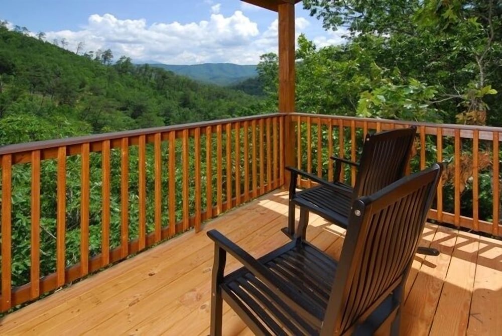 Smoky's Summit - 4 Bedrooms, 4 Baths, Sleeps 14 Home by RedAwning
