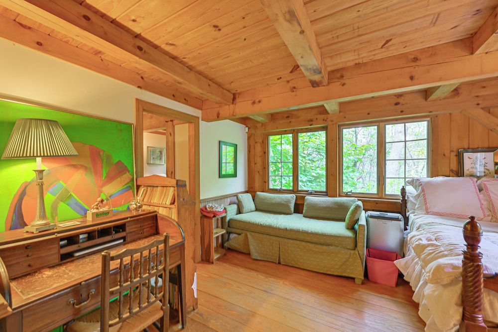 20-acre Hamptons Nature Escape w/ Hot Tub & Pool