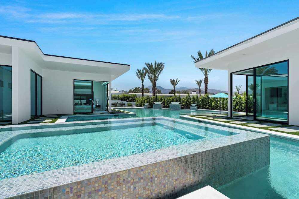 Sleeps 23 Pool, Hot Tub & Putting Green Minutes to Golf & Dining Bravo Villa #7 by Avantstay