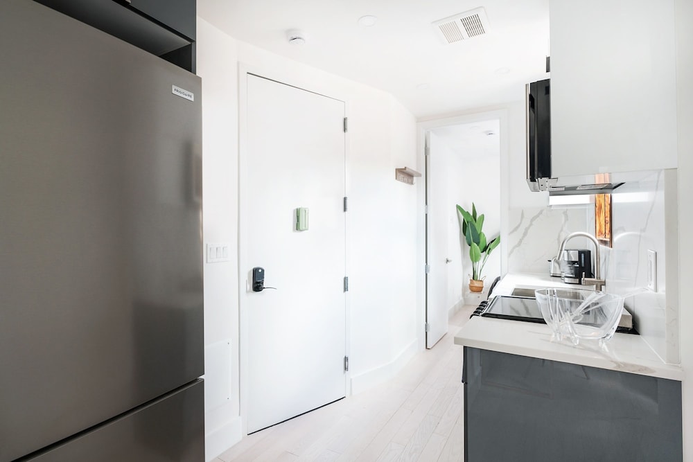 48-4fe 2BR Prime Midtown West